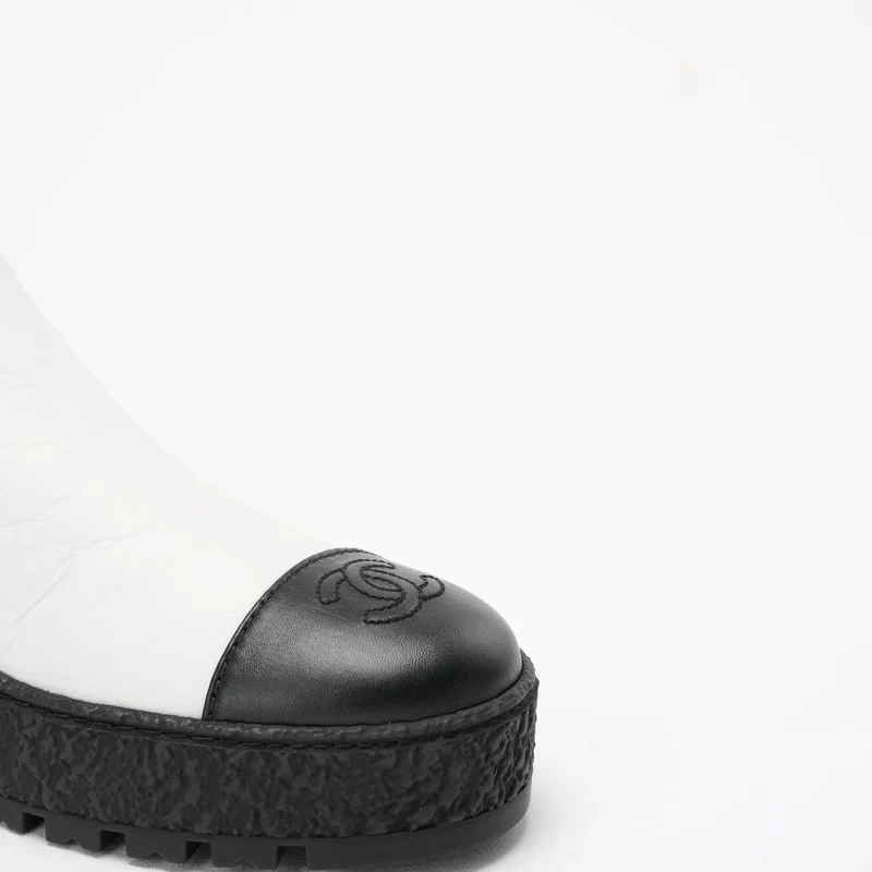 Chanel Schwarz/Weiß Kalbsleder Cap Toe CC Stiefeletten 39