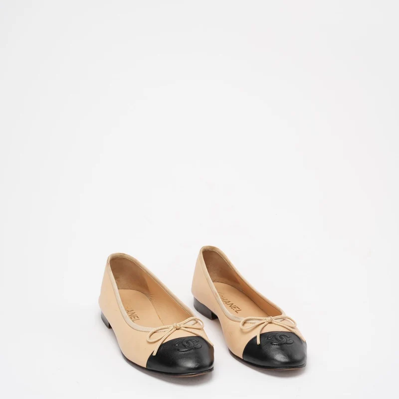 Chanel Beige/Schwarz CC Cap Toe Ballerinas Größe 38