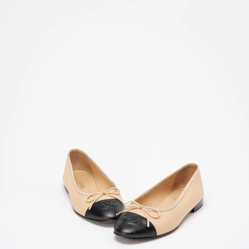 Chanel Beige/Schwarz CC Cap Toe Ballerinas Größe 38