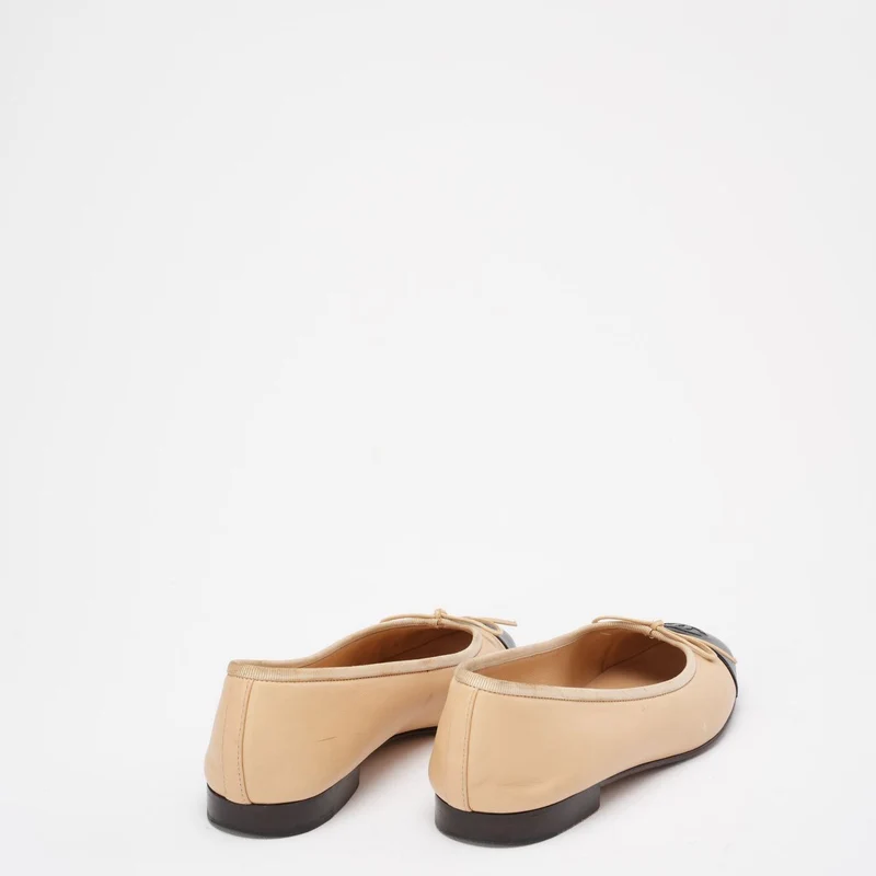 Chanel Beige/Schwarz CC Cap Toe Ballerinas Größe 38