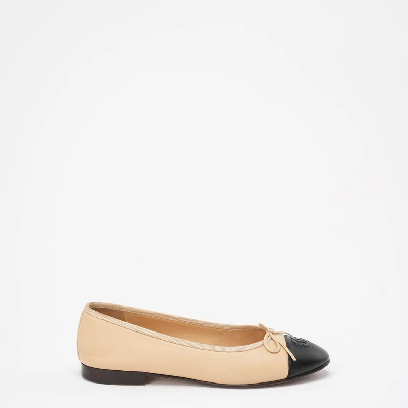 Chanel Beige/Schwarz CC Cap Toe Ballerinas Größe 38