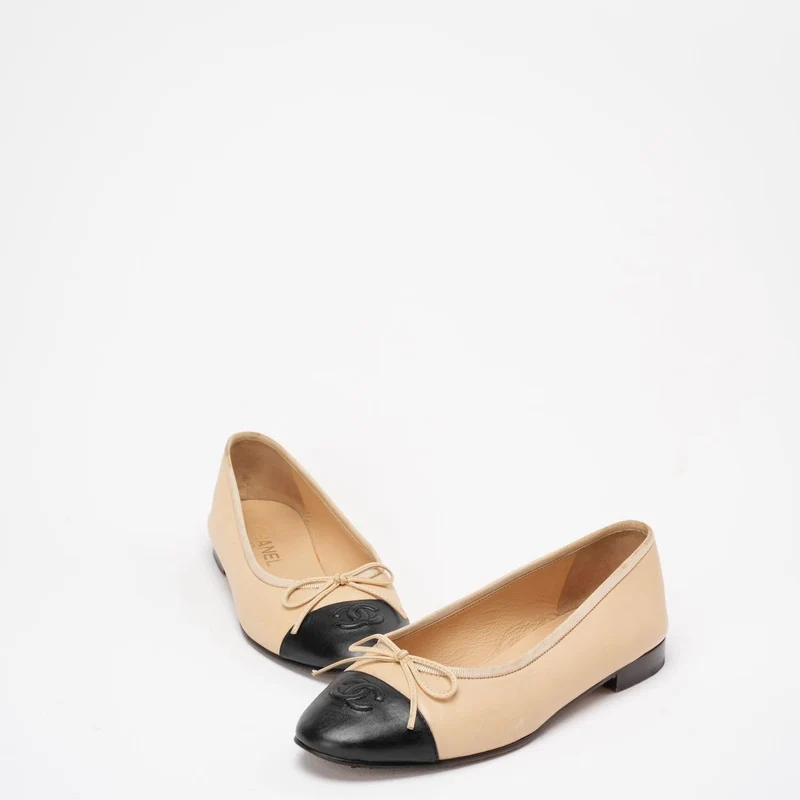 Chanel Beige/Schwarz CC Cap Toe Ballerinas Größe 38