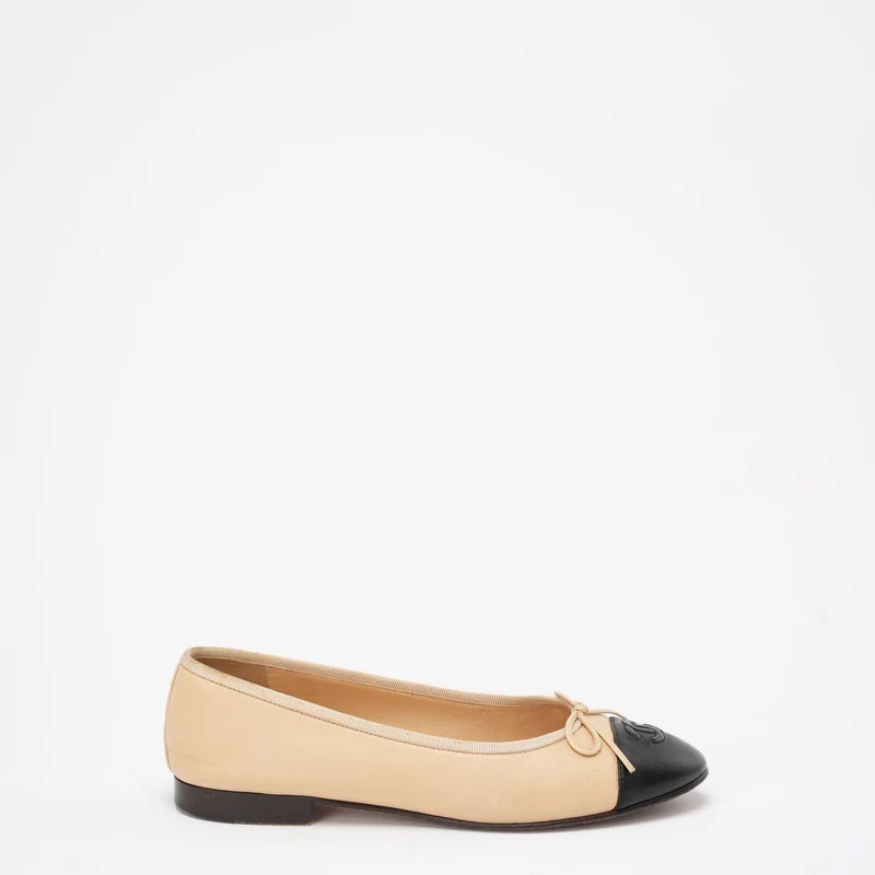Chanel Beige/Schwarz CC Cap Toe Ballerinas Größe 38