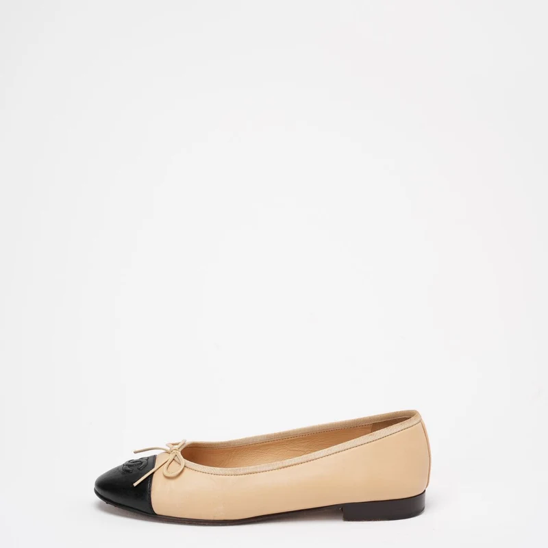 Chanel Beige/Schwarz CC Cap Toe Ballerinas Größe 38