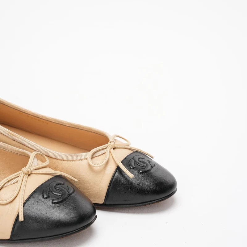 Chanel Beige/Schwarz CC Cap Toe Ballerinas Größe 38