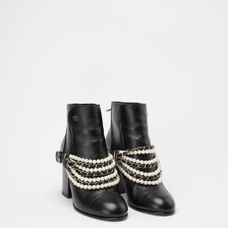 Chanel Schwarze Perlenkette CC Kurze Stiefeletten 39.5