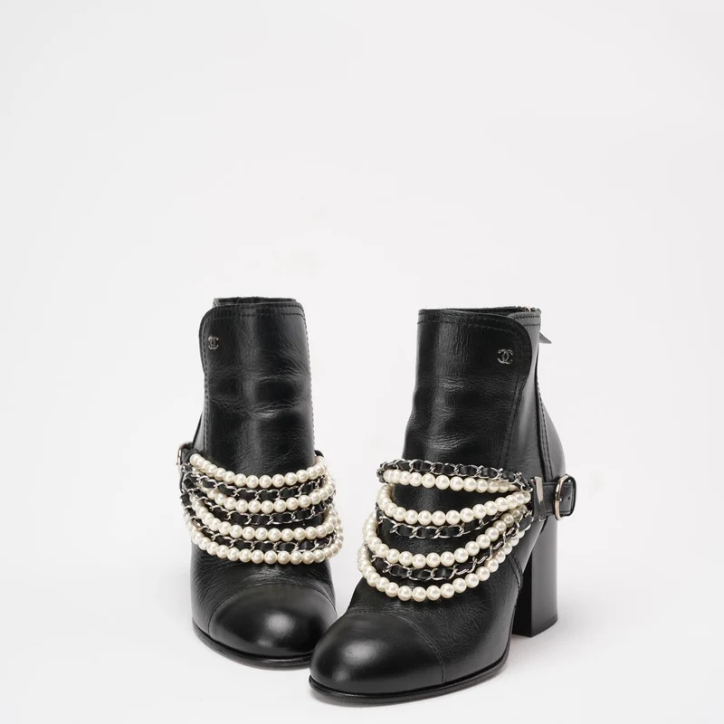 Chanel Schwarze Perlenkette CC Kurze Stiefeletten 39.5