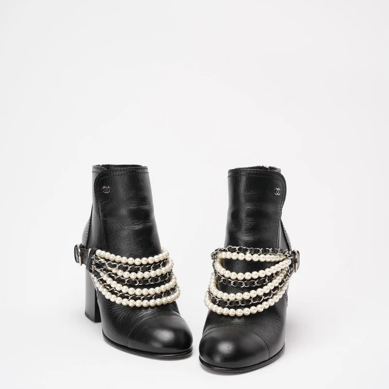 Chanel Schwarze Perlenkette CC Kurze Stiefeletten 39.5