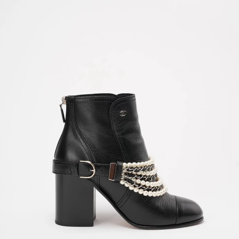 Chanel Schwarze Perlenkette CC Kurze Stiefeletten 39.5