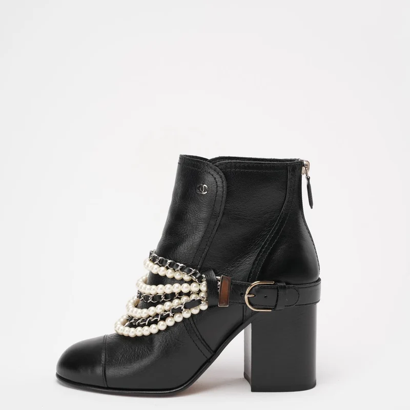 Chanel Schwarze Perlenkette CC Kurze Stiefeletten 39.5