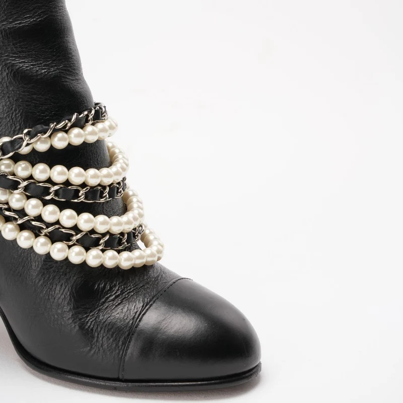 Chanel Schwarze Perlenkette CC Kurze Stiefeletten 39.5