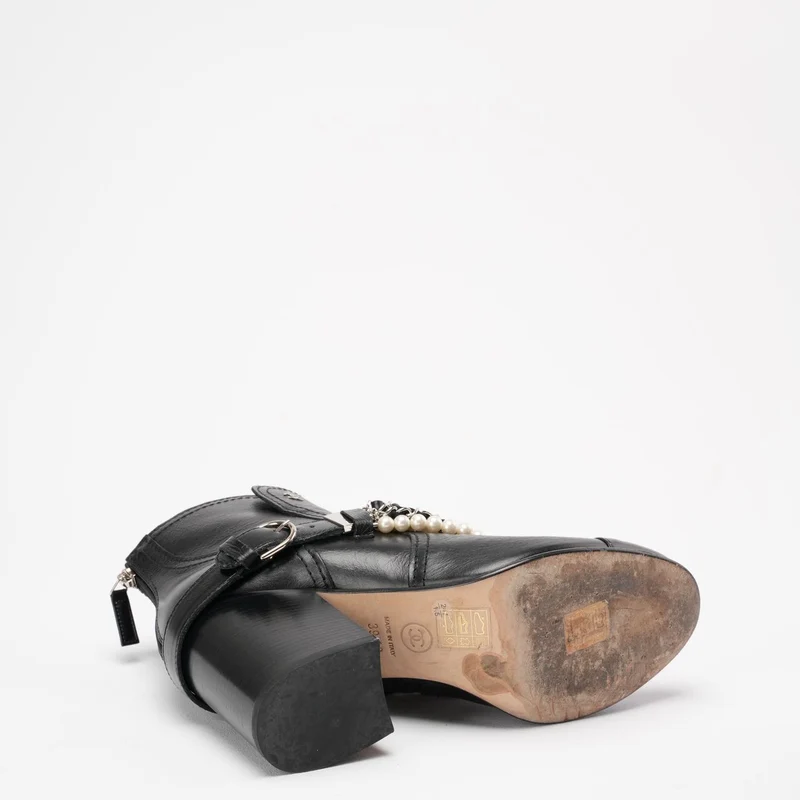 Chanel Schwarze Perlenkette CC Kurze Stiefeletten 39.5