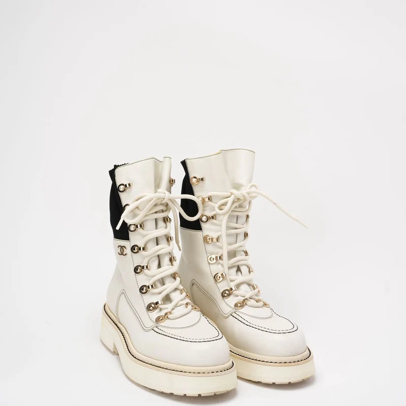 Chanel 21K Weiß/Schwarz CC Combat Stiefeletten 38 ½