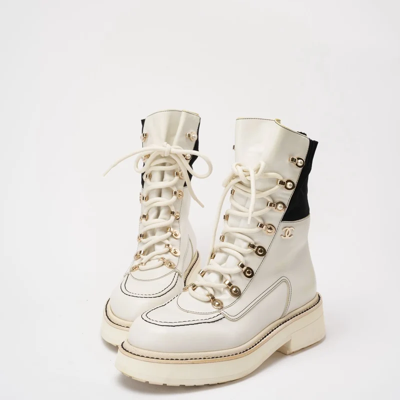 Chanel 21K Weiß/Schwarz CC Combat Stiefeletten 38 ½