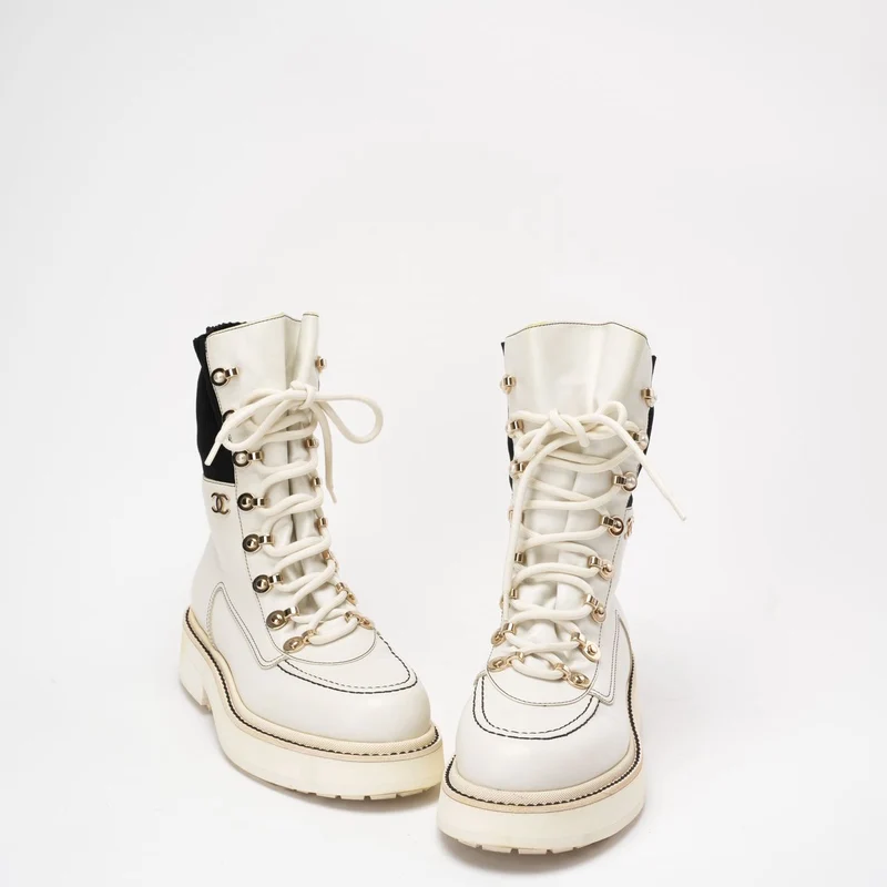 Chanel 21K Weiß/Schwarz CC Combat Stiefeletten 38 ½