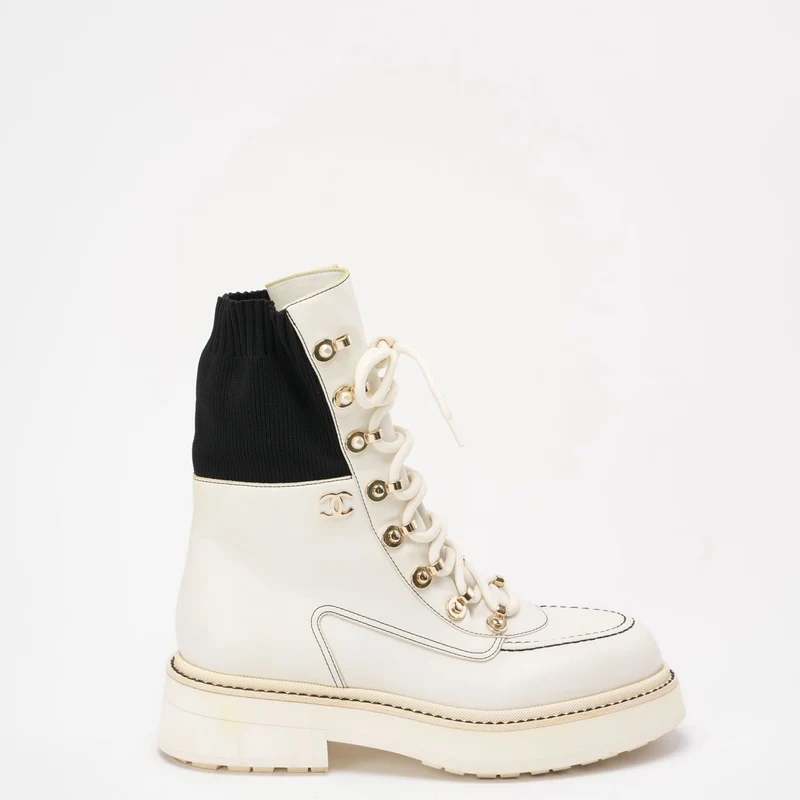Chanel 21K Weiß/Schwarz CC Combat Stiefeletten 38 ½