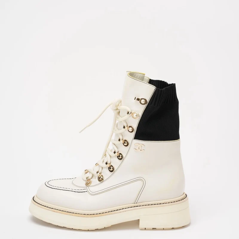 Chanel 21K Weiß/Schwarz CC Combat Stiefeletten 38 ½