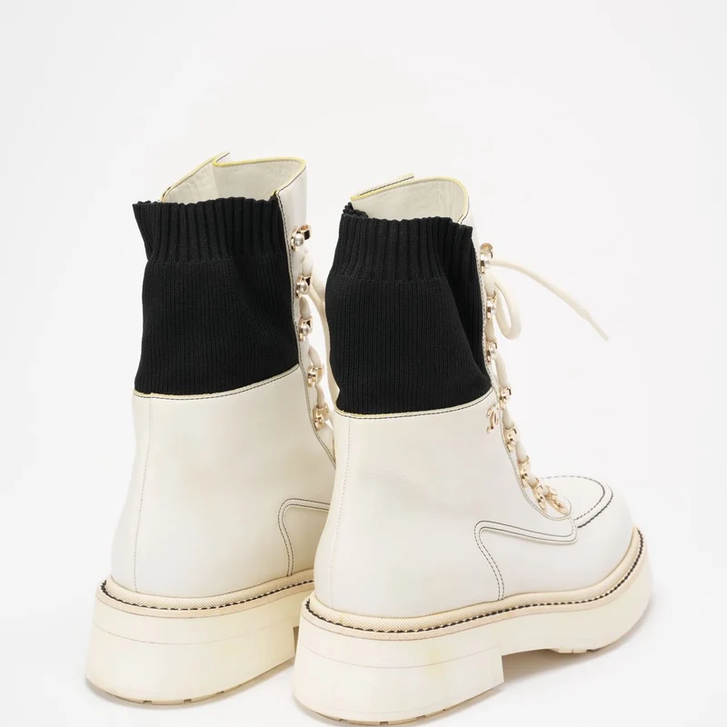 Chanel 21K Weiß/Schwarz CC Combat Stiefeletten 38 ½