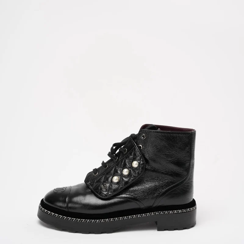Chanel Schwarze CC-Stiefeletten mit Perlendetail, Größe 39 ½