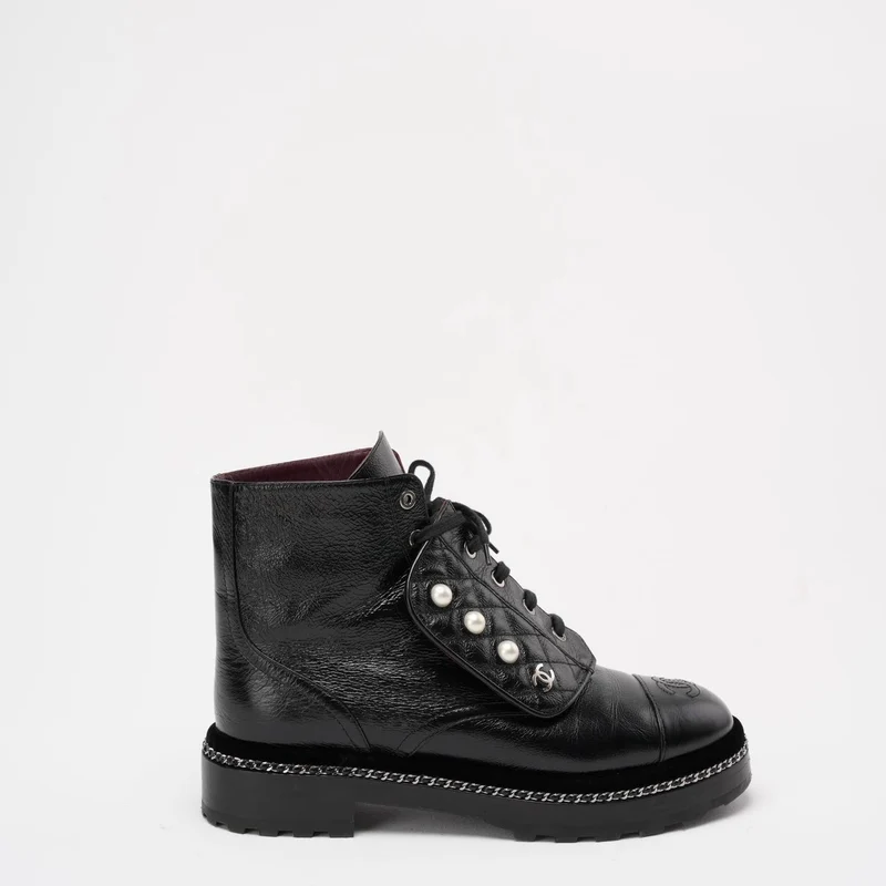 Chanel Schwarze CC-Stiefeletten mit Perlendetail, Größe 39 ½