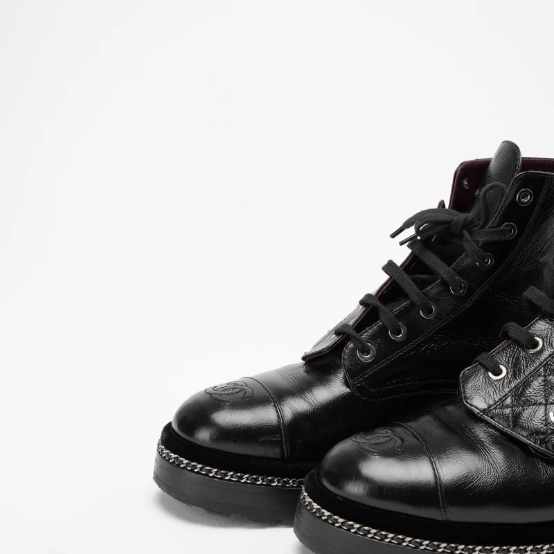 Chanel Schwarze CC-Stiefeletten mit Perlendetail, Größe 39 ½