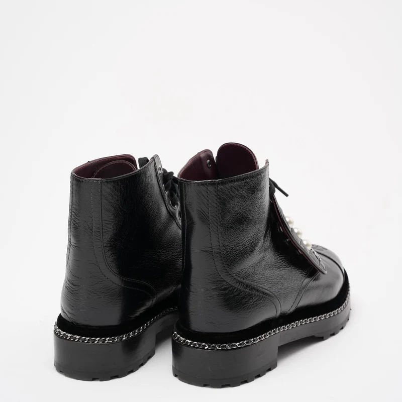 Chanel Schwarze CC-Stiefeletten mit Perlendetail, Größe 39 ½