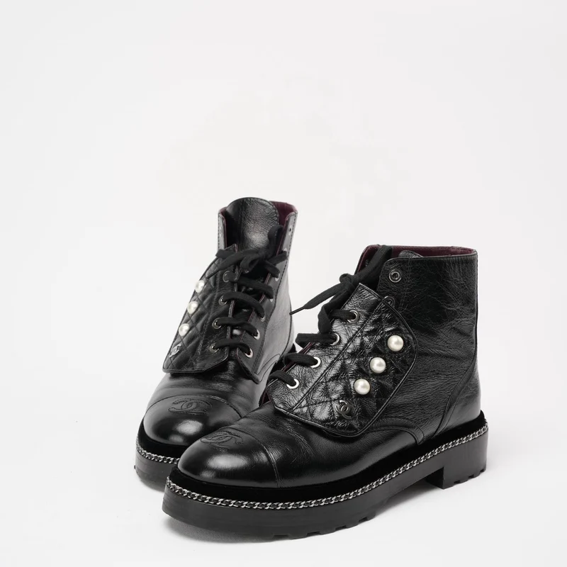 Chanel Schwarze CC-Stiefeletten mit Perlendetail, Größe 39 ½