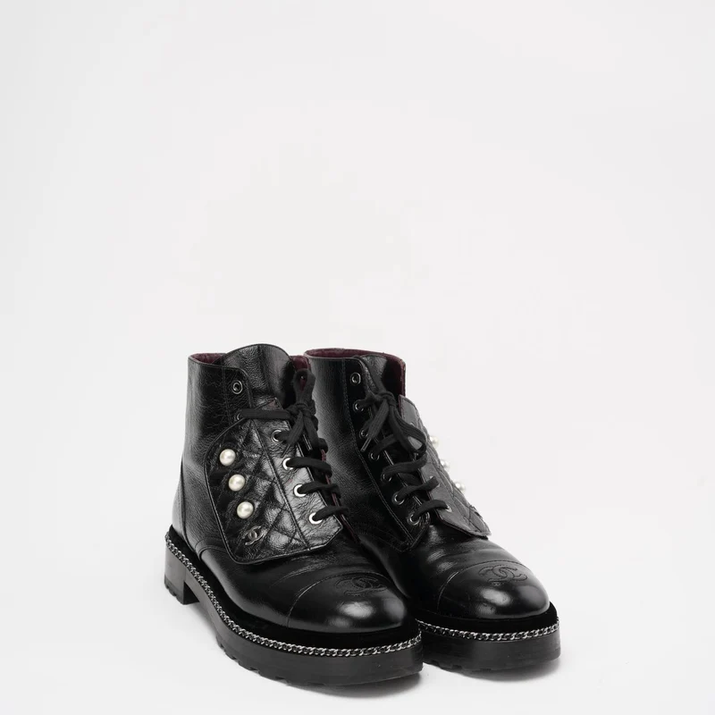 Chanel Schwarze CC-Stiefeletten mit Perlendetail, Größe 39 ½