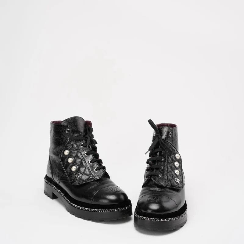 Chanel Schwarze CC-Stiefeletten mit Perlendetail, Größe 39 ½