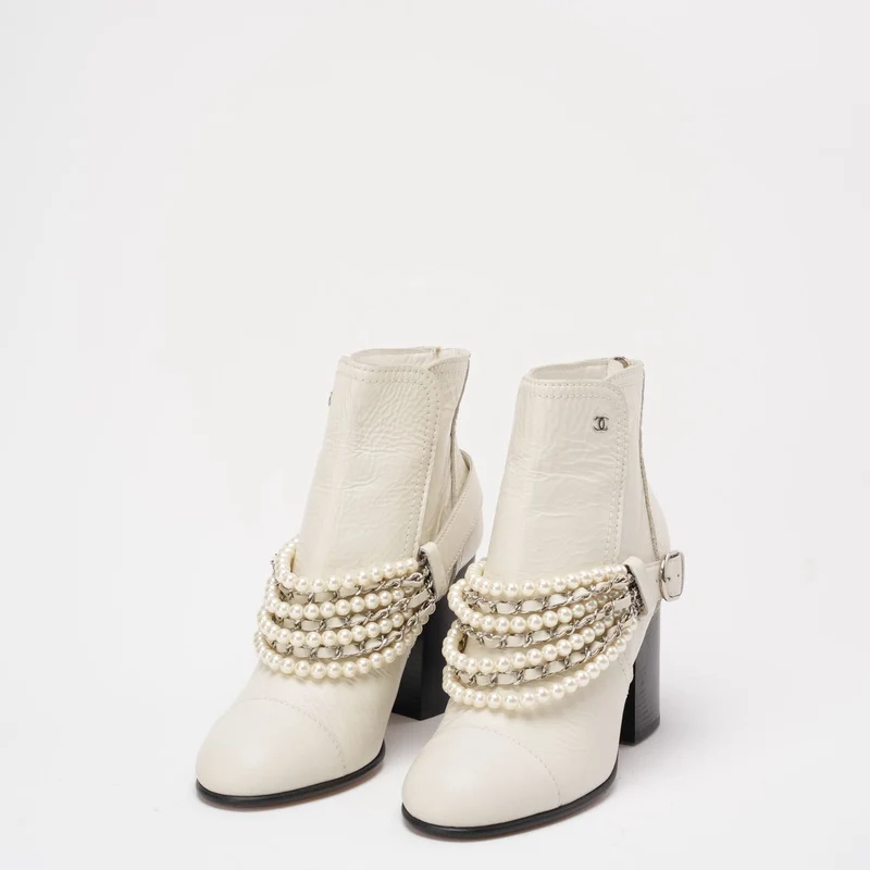 Chanel Weiße Kalbsleder Perlenkette CC Kurze Stiefel 39.5