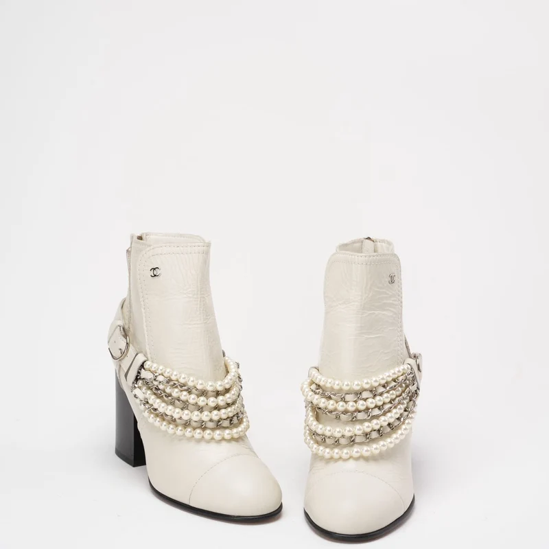 Chanel Weiße Kalbsleder Perlenkette CC Kurze Stiefel 39.5
