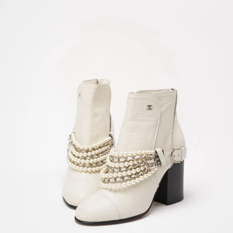 Chanel Weiße Kalbsleder Perlenkette CC Kurze Stiefel 39.5