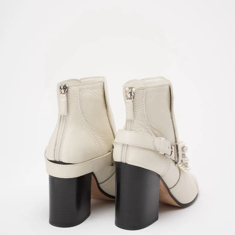 Chanel Weiße Kalbsleder Perlenkette CC Kurze Stiefel 39.5