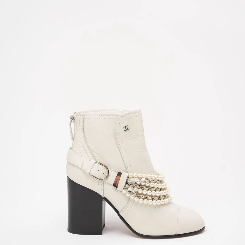 Chanel Weiße Kalbsleder Perlenkette CC Kurze Stiefel 39.5