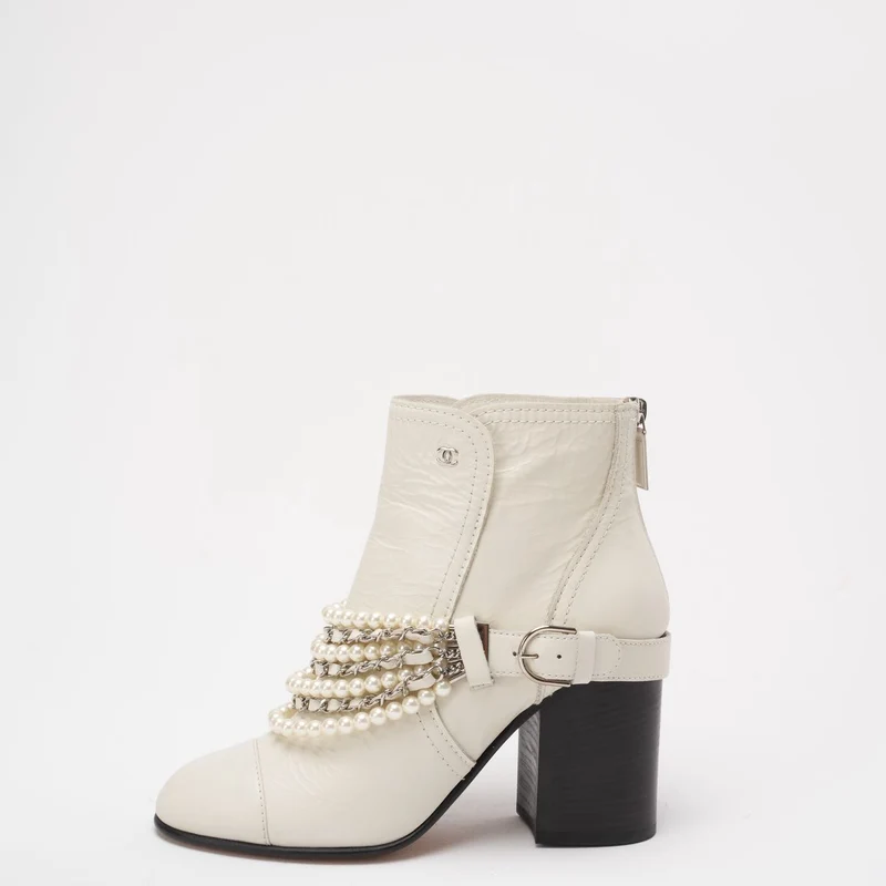 Chanel Weiße Kalbsleder Perlenkette CC Kurze Stiefel 39.5