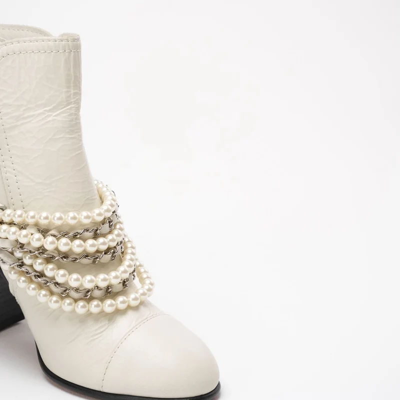Chanel Weiße Kalbsleder Perlenkette CC Kurze Stiefel 39.5