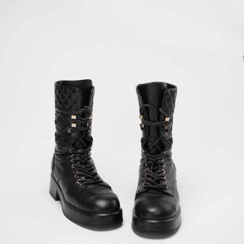 Chanel Schwarze Schnürstiefeletten aus Lammleder, Größe 39