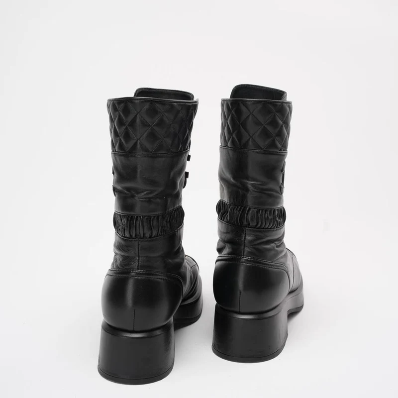 Chanel Schwarze Schnürstiefeletten aus Lammleder, Größe 39