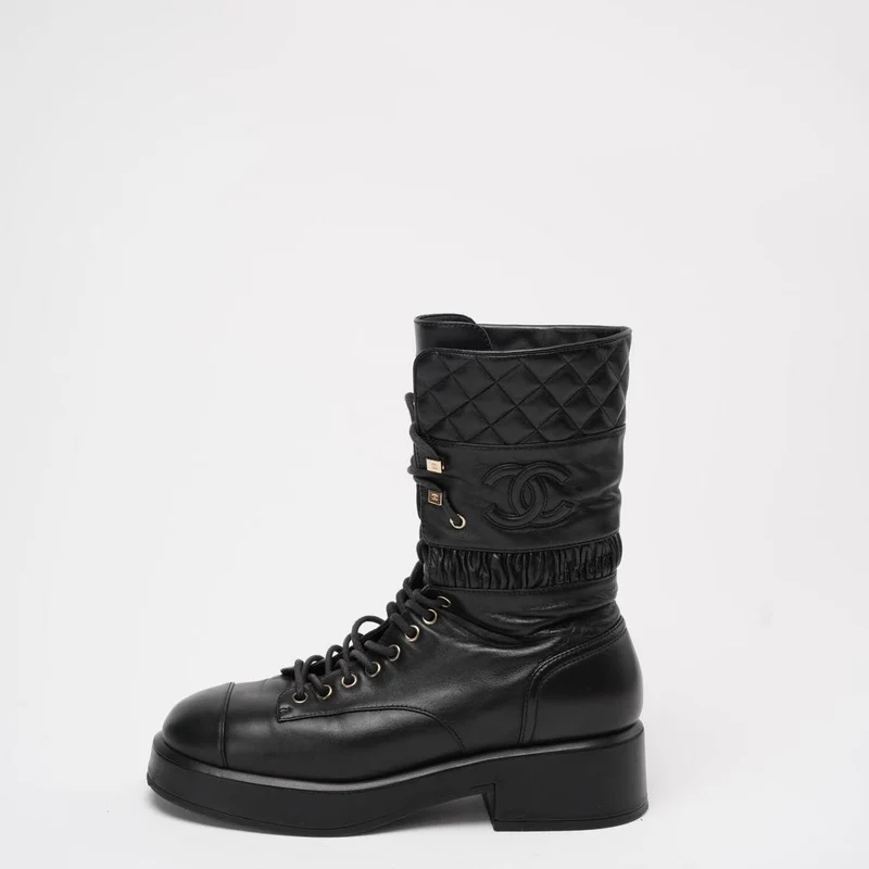 Chanel Schwarze Schnürstiefeletten aus Lammleder, Größe 39