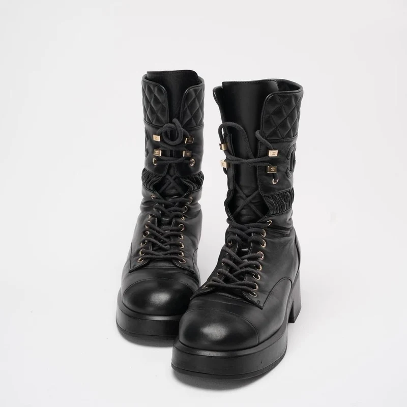 Chanel Schwarze Schnürstiefeletten aus Lammleder, Größe 39