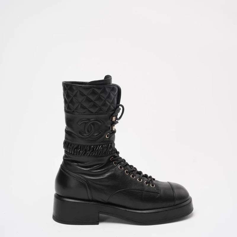 Chanel Schwarze Schnürstiefeletten aus Lammleder, Größe 39