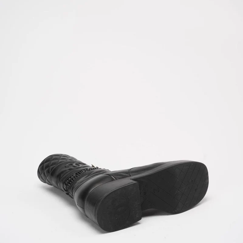 Chanel Schwarze Schnürstiefeletten aus Lammleder, Größe 39