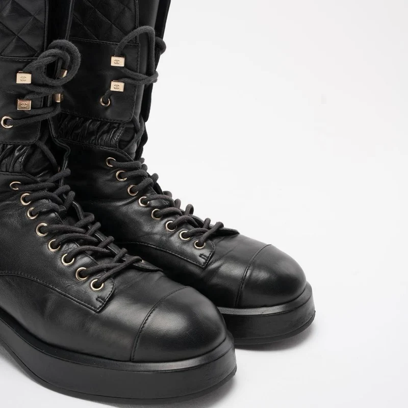 Chanel Schwarze Schnürstiefeletten aus Lammleder, Größe 39