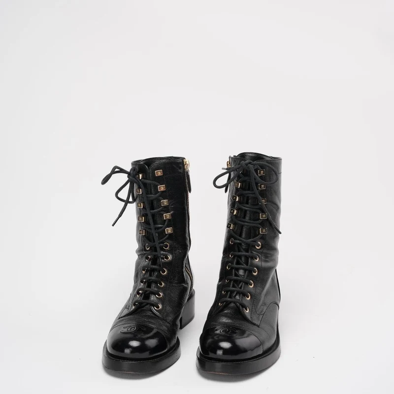 Chanel – Schwarze Kampfstiefel aus Kalbsleder mit Schnürung, Größe 39