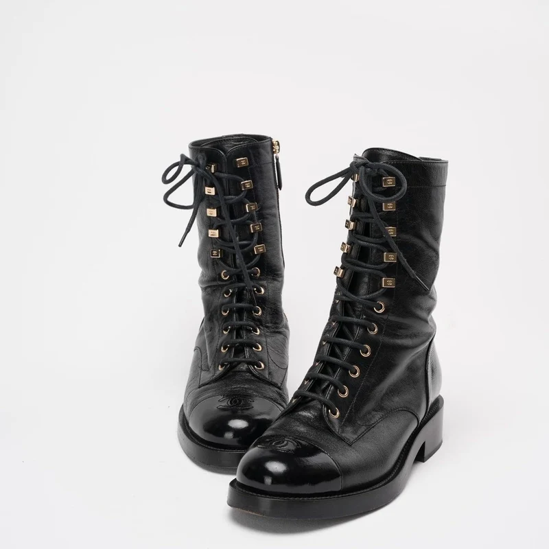 Chanel – Schwarze Kampfstiefel aus Kalbsleder mit Schnürung, Größe 39