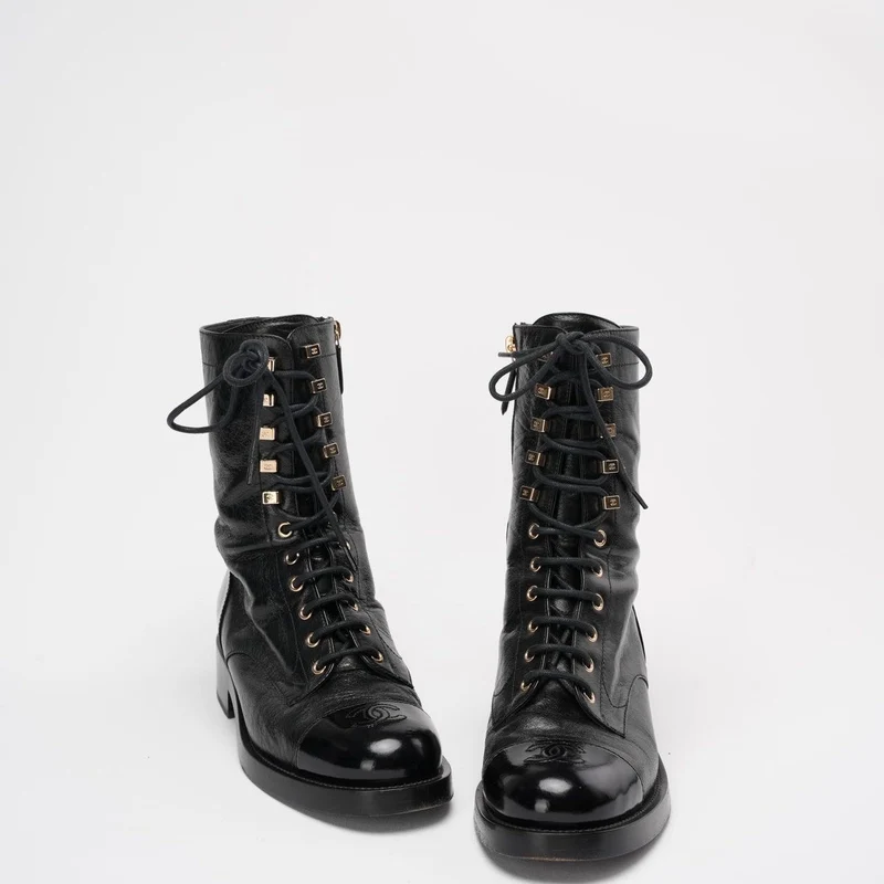 Chanel – Schwarze Kampfstiefel aus Kalbsleder mit Schnürung, Größe 39