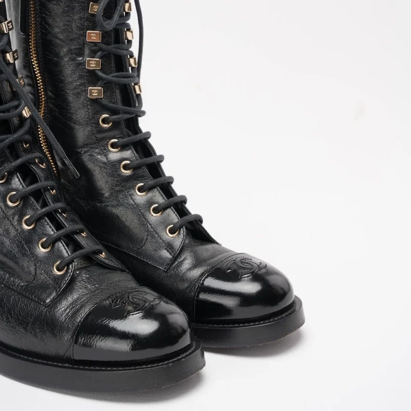 Chanel – Schwarze Kampfstiefel aus Kalbsleder mit Schnürung, Größe 39