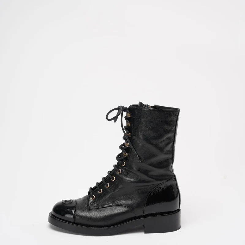 Chanel – Schwarze Kampfstiefel aus Kalbsleder mit Schnürung, Größe 39