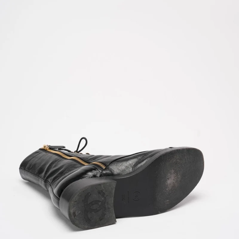 Chanel – Schwarze Kampfstiefel aus Kalbsleder mit Schnürung, Größe 39