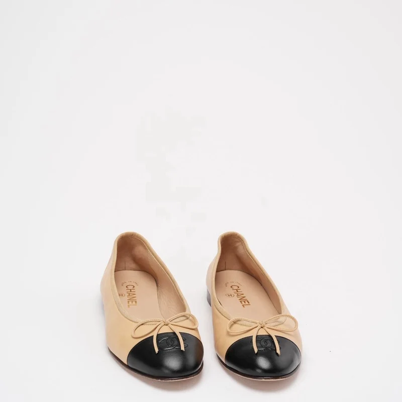 Chanel Beige / Schwarzes Leder CC Cap Toe Ballerinas 39